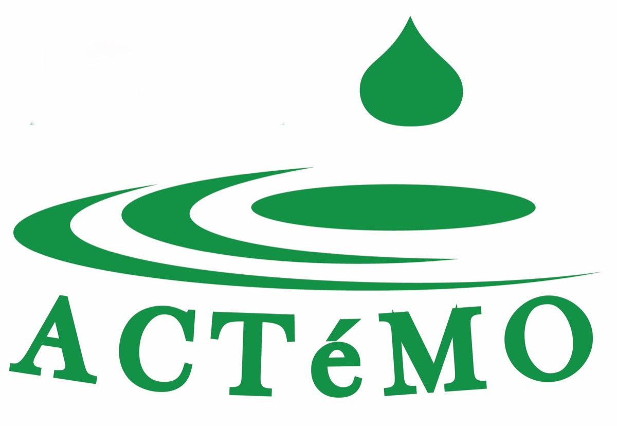 Logo ACTéMO : une goutte d'eau et les ondes qu'elle propage. Il faut plusieurs gouttes pour étancher la soif ; le vert symbolise l'espoir, là où le désespoir avait pris place.